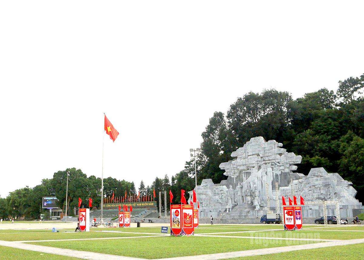 Quảng trường Nguyễn Tất Thành trang hoàng cờ đỏ, băng rôn chào mừng Đại hội đại biểu Đảng bộ tỉnh lần thứ I.