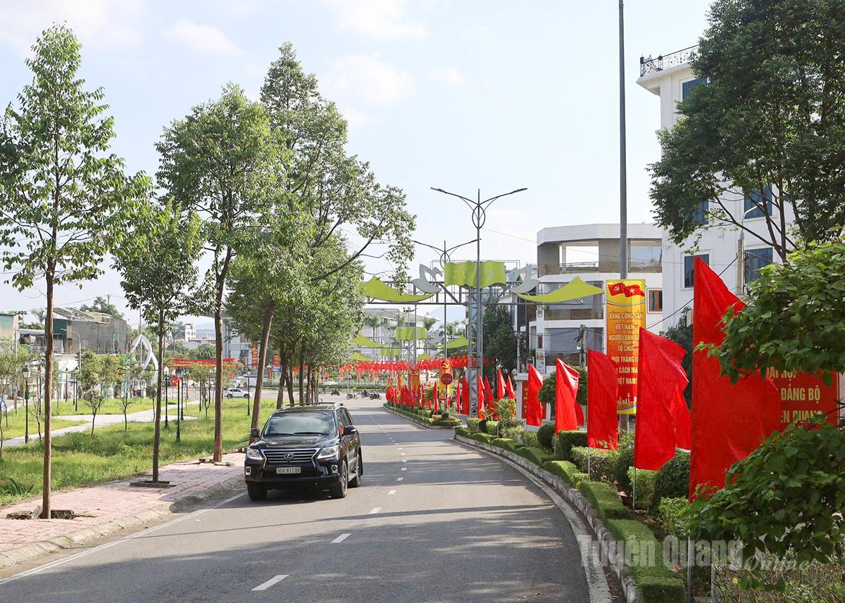 Khắp các ngả đường tràn ngập sắc màu cờ đỏ.