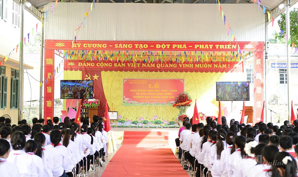 Đại biểu, thầy và trò trường Phổ thông Dân tộc bán trú THCS Trung Hà, xã Trung Hà theo dõi Lễ khai giảng trực tuyến. Ảnh: Quốc Việt