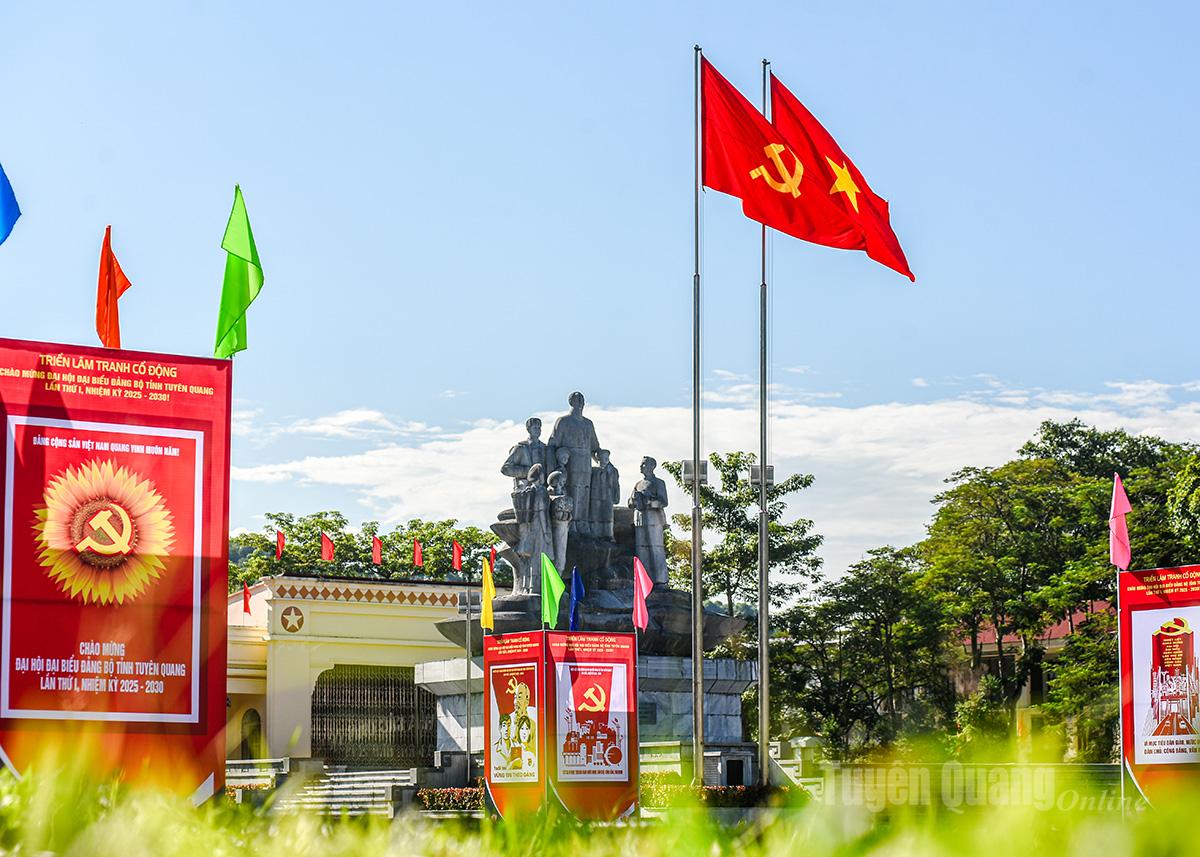 Triển lãm tranh cổ động được tổ chức tại các điểm như Quảng trường 26/3, Bảo tàng Hà Giang… Mỗi bức tranh rực rỡ sắc màu, tái hiện sinh động chặng đường lịch sử vẻ vang của Đảng.