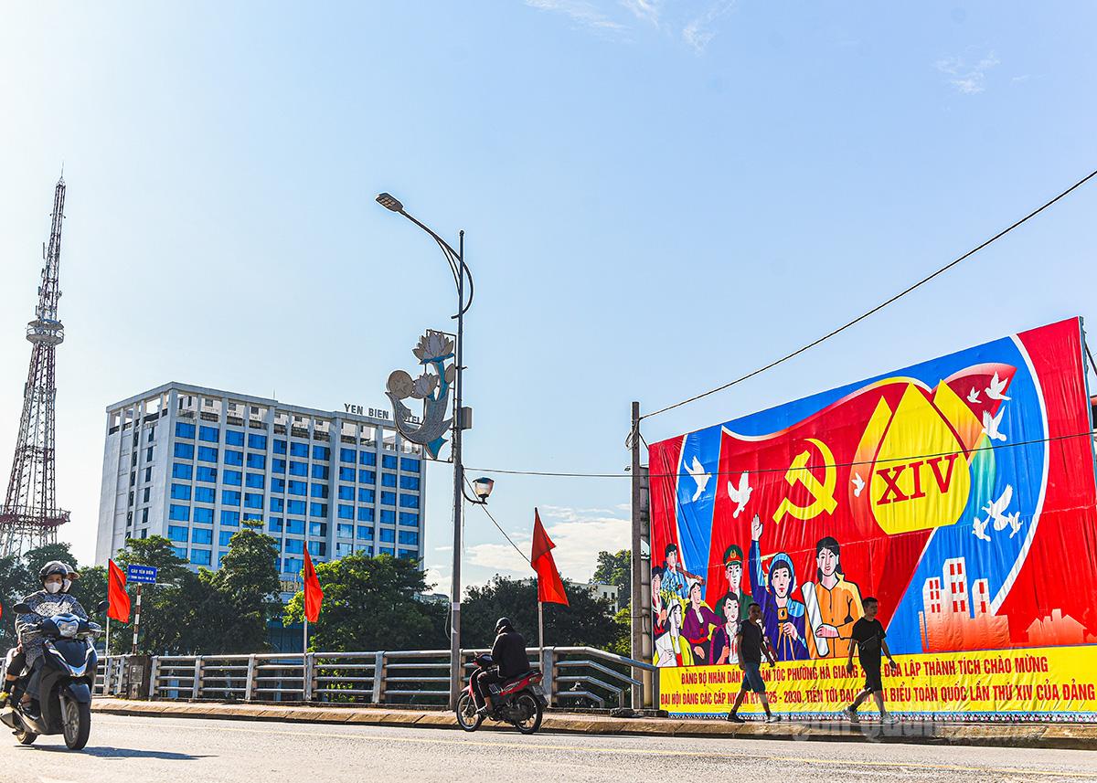 Băng rôn, pano, áp phích rực đỏ trên các tuyến phố, tạo không khí phấn khởi, hân hoan trong nhân dân hướng về ngày hội lớn của Đảng.