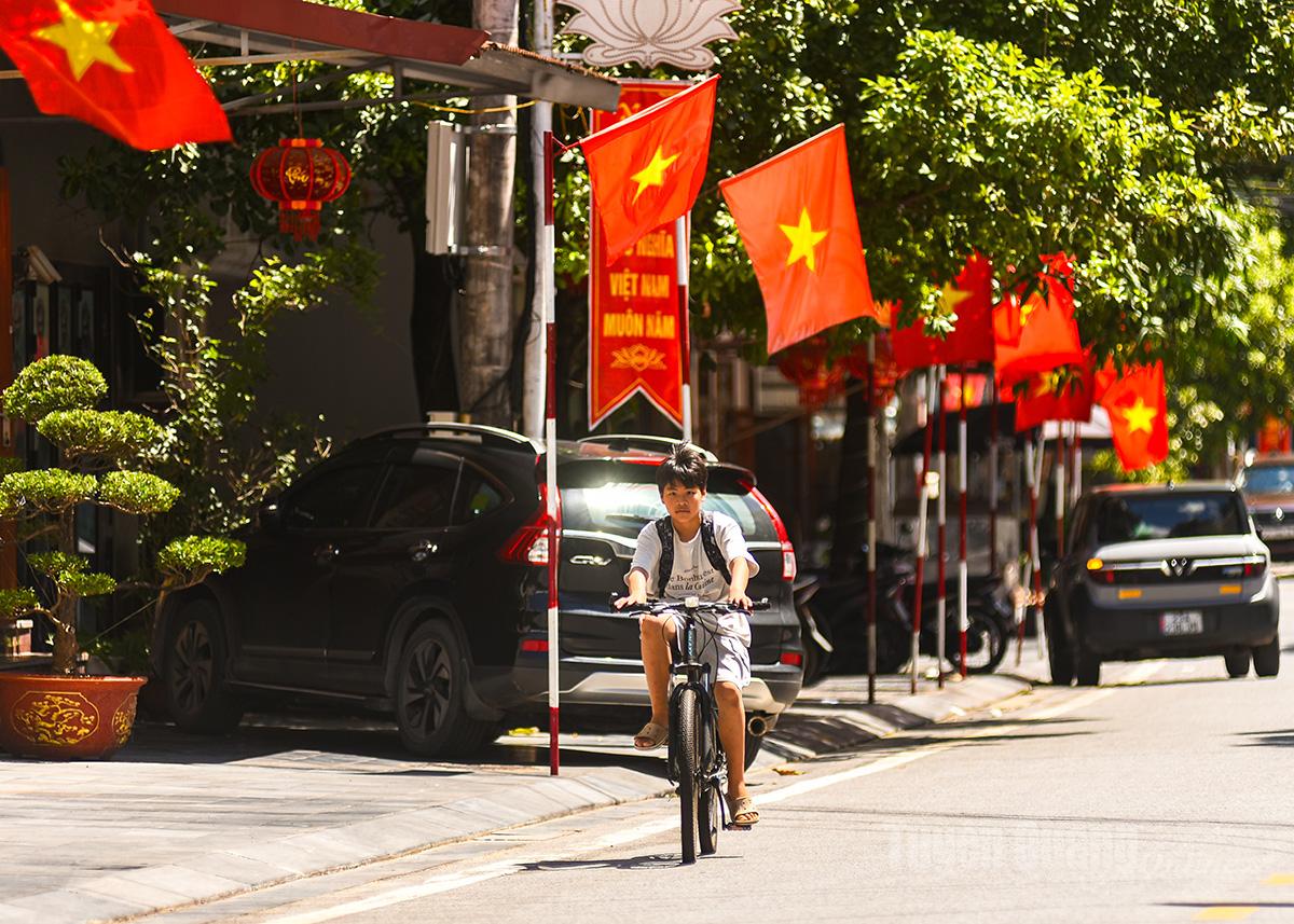 Sắc đỏ phủ kín con phố thuộc phường Hà Giang 2, làm bừng sáng không gian thường nhật.