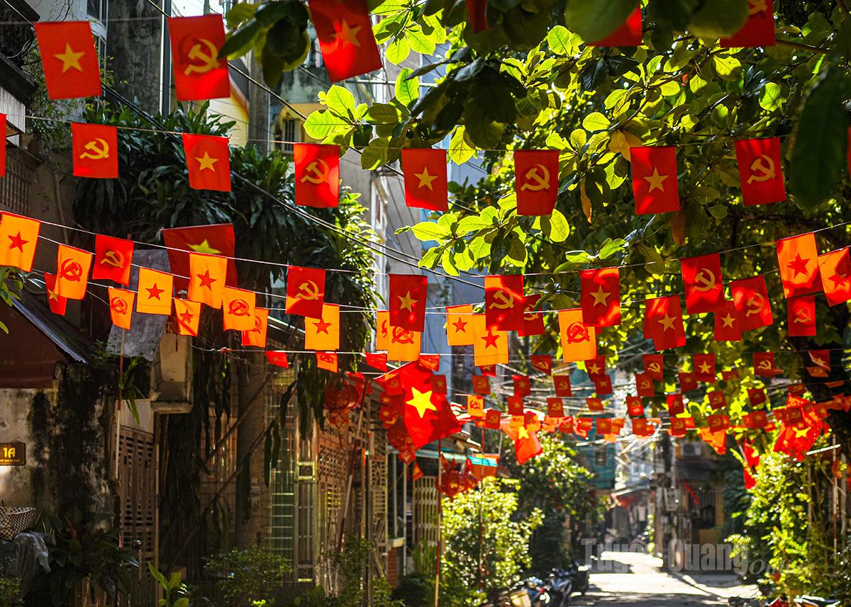 Từ con ngõ nhỏ đến trục đường chính đều được chỉnh trang sạch đẹp, rực rỡ hàng cờ Tổ quốc tung bay trong nắng Thu.