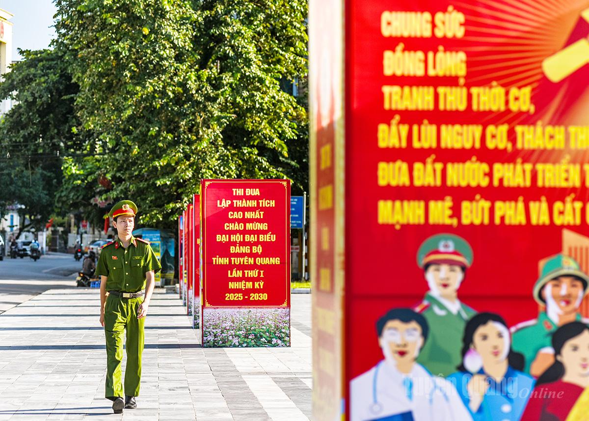 Không khí phấn khởi lan tỏa trên từng tuyến phố, nơi cờ hoa, pano, khẩu hiệu được trang hoàng rực rỡ, khẳng định niềm tin sắt son với Đảng.