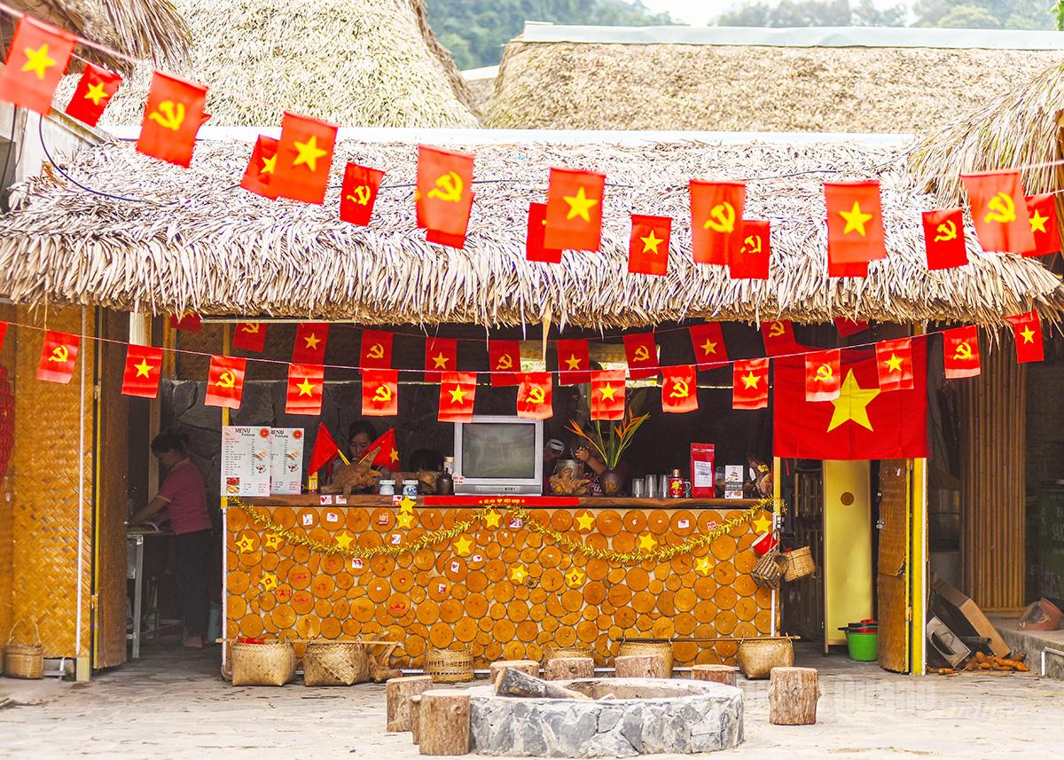 Điểm dừng chân giản dị tại Làng Văn hoá du lịch cộng đồng thôn Tha (phường Hà Giang 1) được trang trí bằng lá cờ đỏ sao vàng.