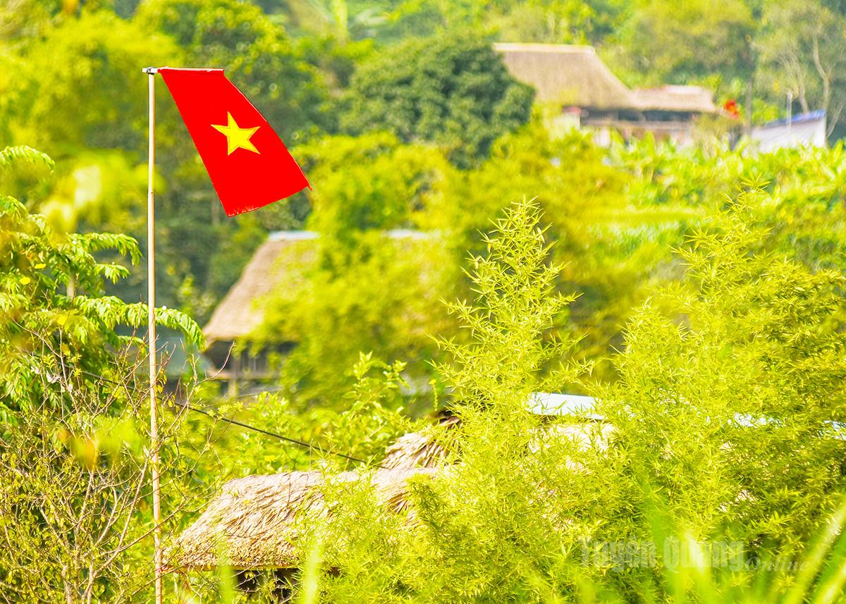 Sắc đỏ rực rỡ lan tỏa từ phố thị đến bản làng, biểu tượng cho niềm tin và khát vọng chung tay xây dựng quê hương, đất nước.