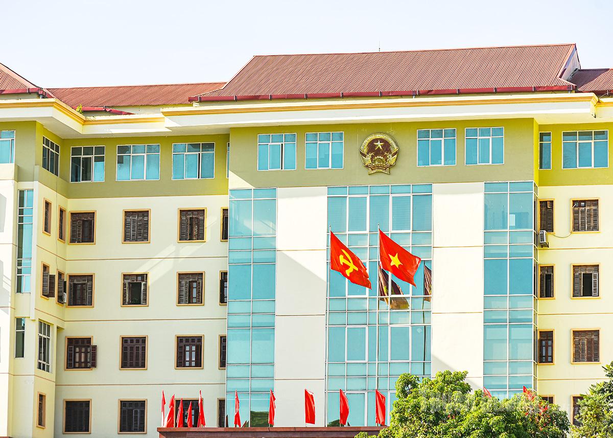 Hình ảnh lá cờ tung bay dưới nắng chiều Thu tại các cơ quan nhà nước, trụ sở hành chính tạo nên không khí trang nghiêm trước thềm Đại hội Đảng bộ tỉnh lần thứ I và Đại hội toàn quốc lần thứ XIV của Đảng.