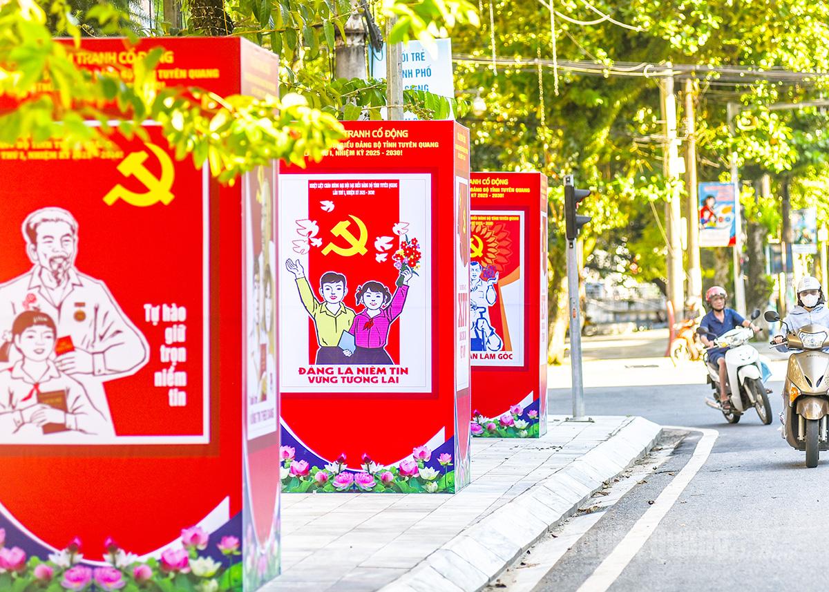 Dàn tranh cổ động trên các tuyến phố làm sắc đỏ thêm rực rỡ chào mừng Đại hội đại biểu Đảng bộ tỉnh lần thứ I và Đại hội đại biểu toàn quốc lần thứ XIV của Đảng, nhiệm kỳ 2025-2030