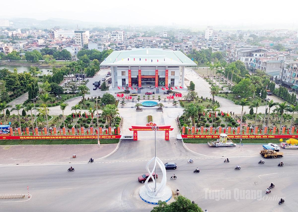 Quang cảnh Trung tâm Hội nghị - nơi diễn ra Đại hội đại biểu Đảng bộ tỉnh lần thứ I trước ngày khai mạc.