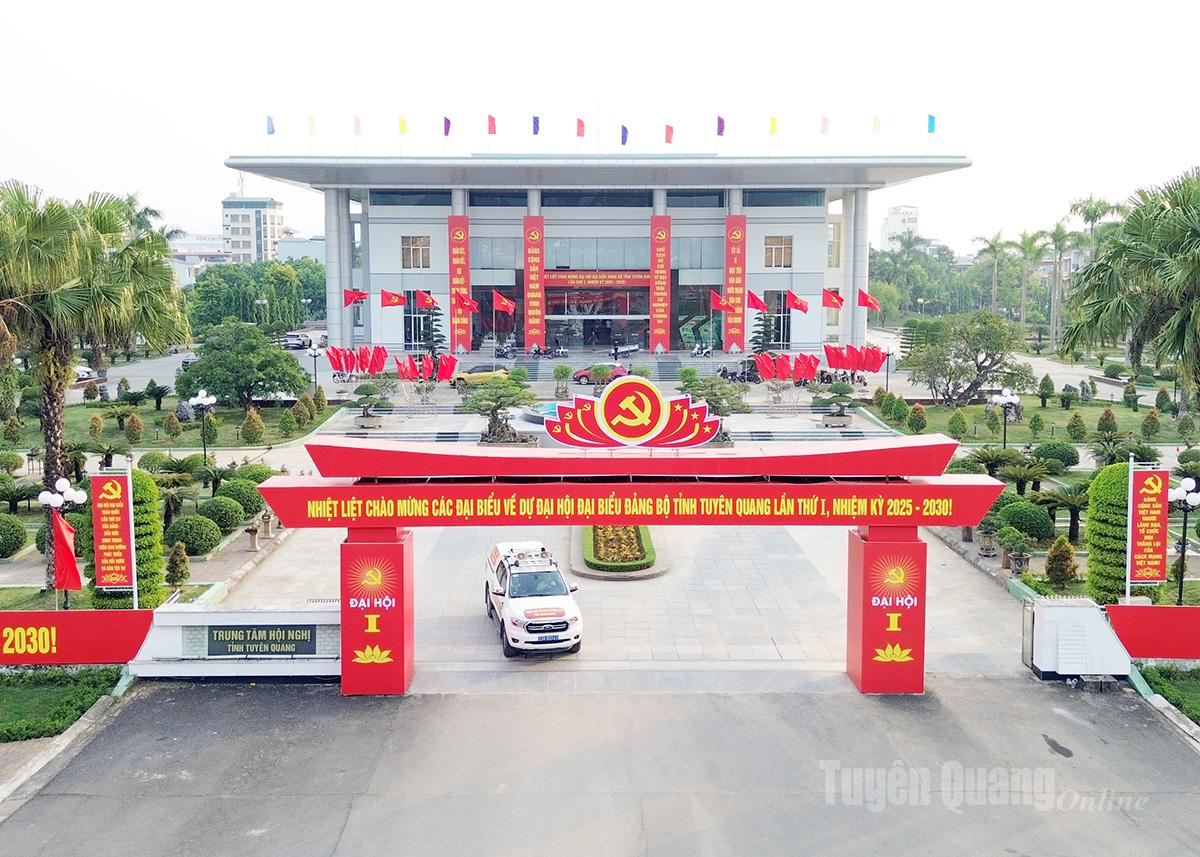 Trung tâm Hội nghị tỉnh trang hoàng cờ, hoa, biểu ngữ.
