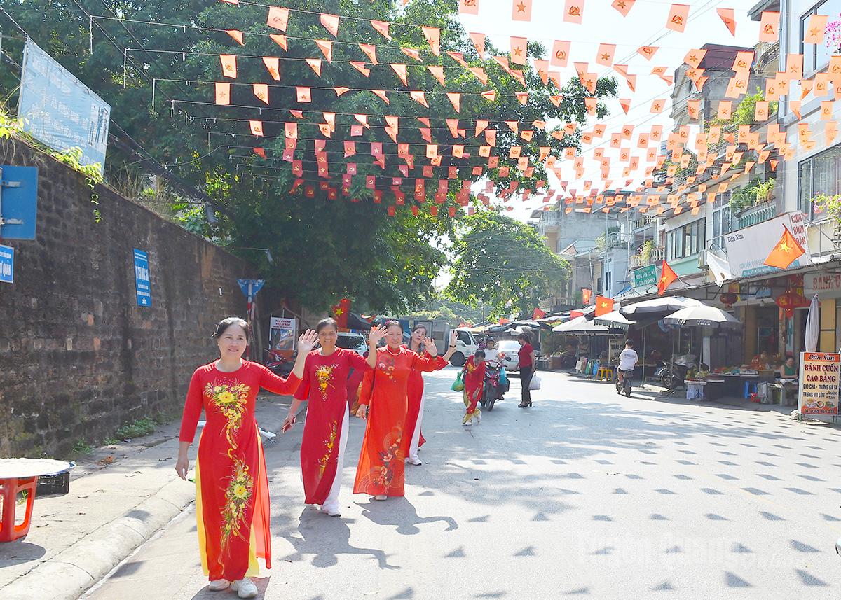 Không khí chào mừng Đại hội tại góc phố Lương Sơn Tuyết.