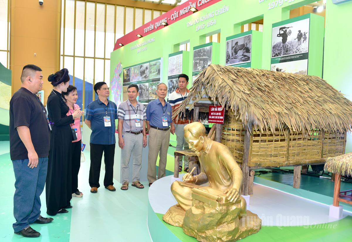 Models of Na Nua hut, Tan Trao communal house, the Tan Trao banyan tree, and wax figures of President Ho Chi Minh working at Na Nua hut continuously attracted large numbers of visitors for sightseeing and souvenir photos.