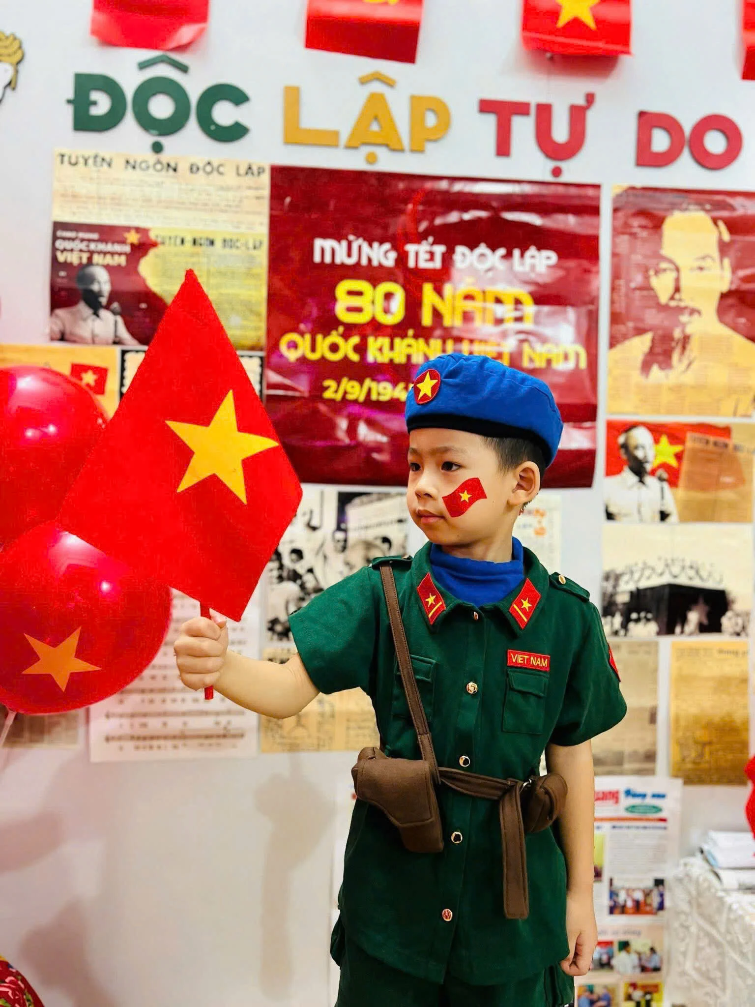 A little “soldier boy” in Ha Giang 1 ward checked in to celebrate Independence Day.