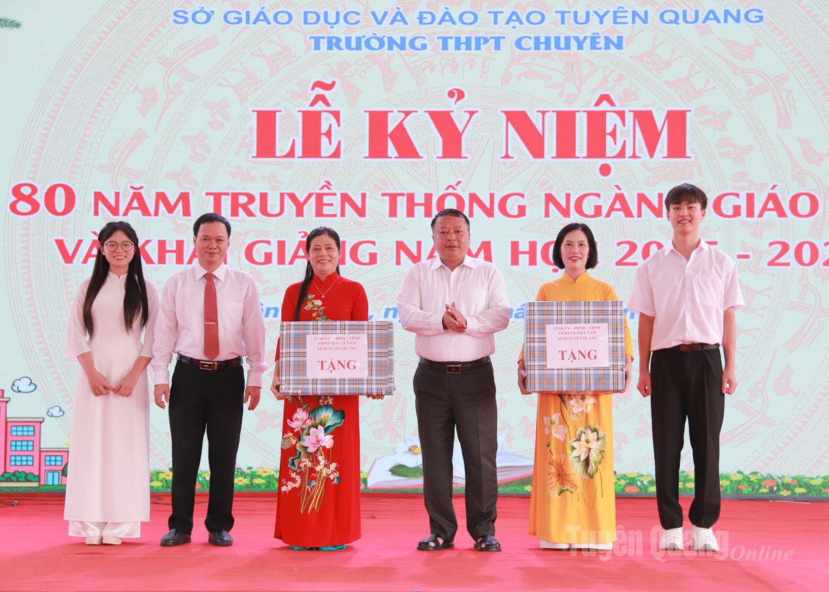 Chủ tịch UBND tỉnh Phan Huy Ngọc tặng Trường THPT Chuyên Tuyên Quang 2 bộ máy vi tính.