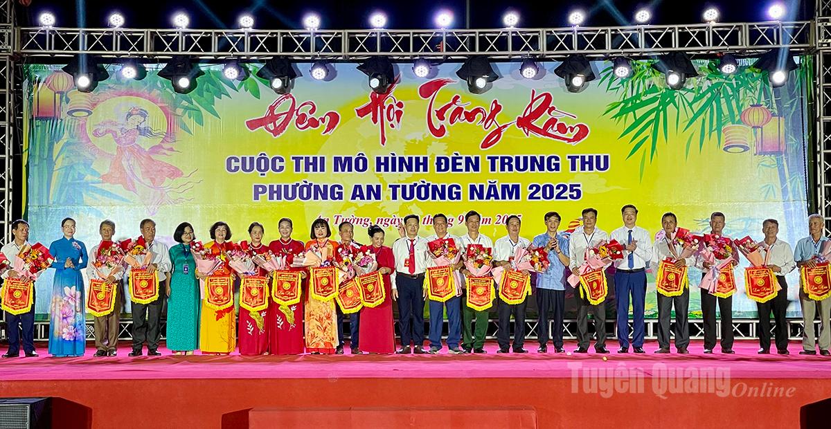 Lãnh đạo phường tặng hoa, cờ lưu niệm cho các tổ dân phố có mô hình đèn Trung thu tham gia Cuộc thi.
