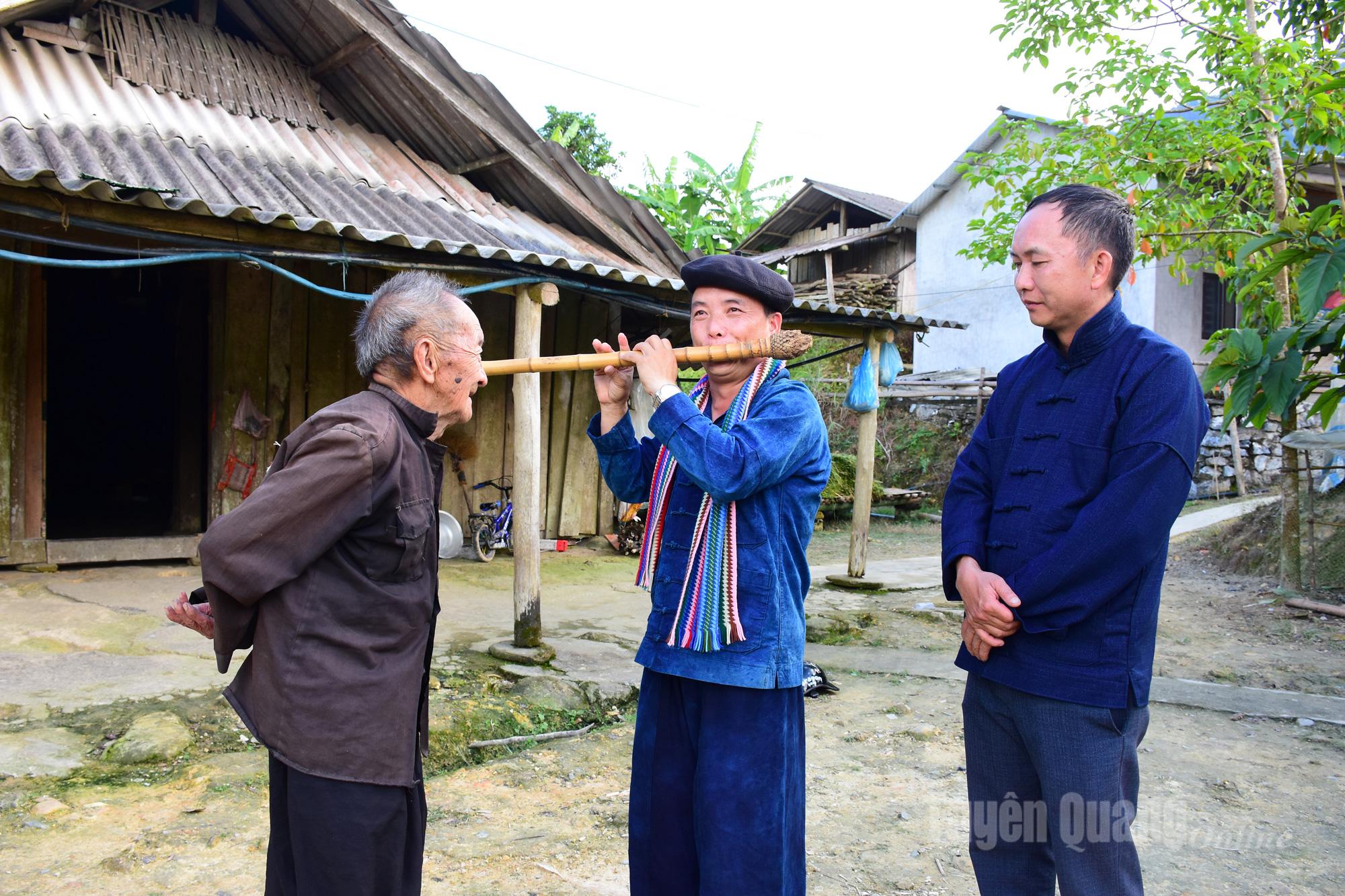 A H’mong flute performance as part of the exchange between H’mong people from Dong Van and Lam Binh communes.