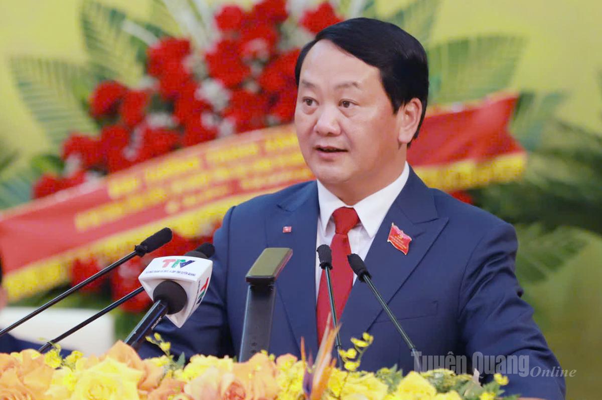 Comrade Hau A Lenh, Member of the Party Central Committee, Secretary of the Provincial Party Committee delivers a speech at the Congress.