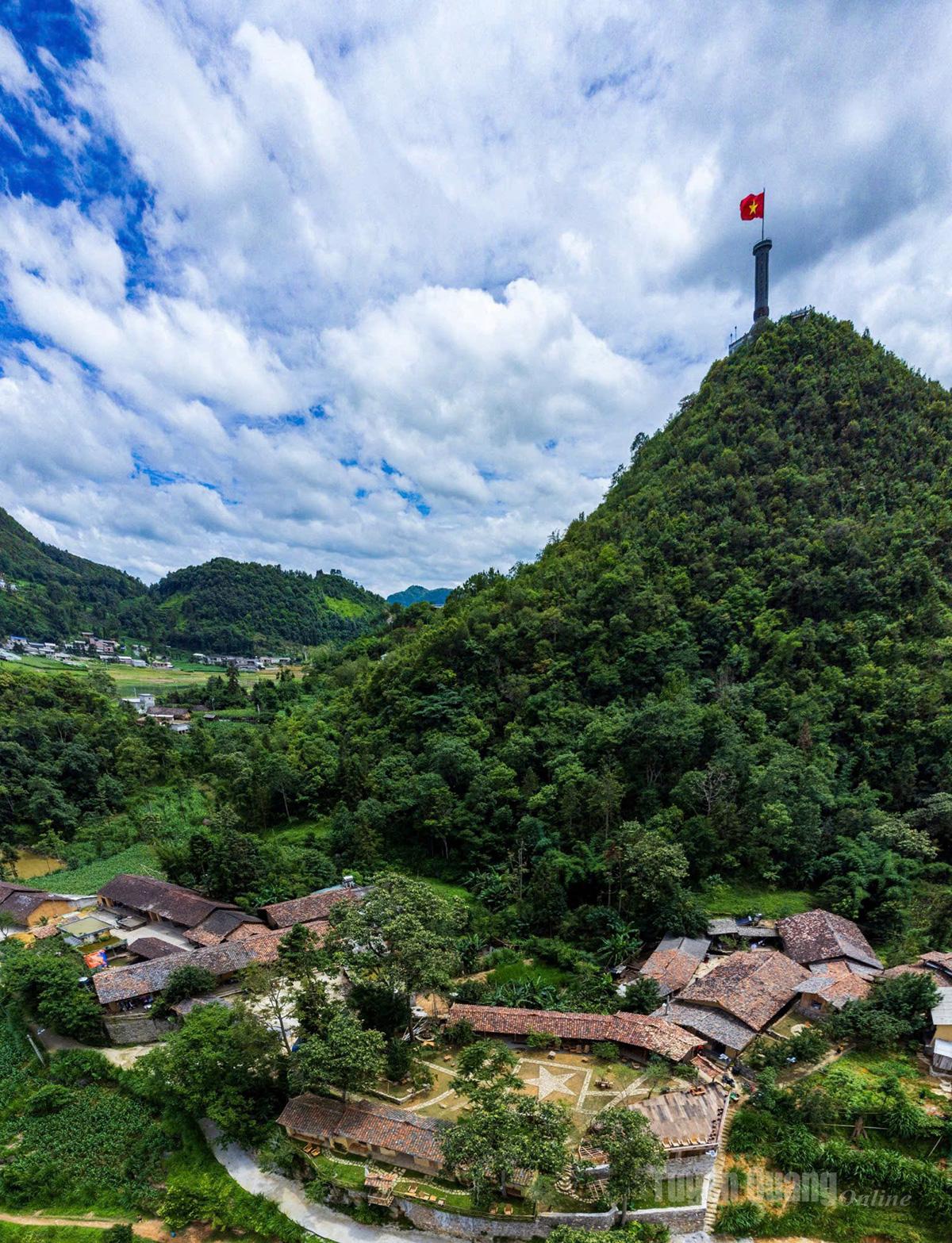 Then Pa tourism village at the foot of the Lung Cu flagpole.