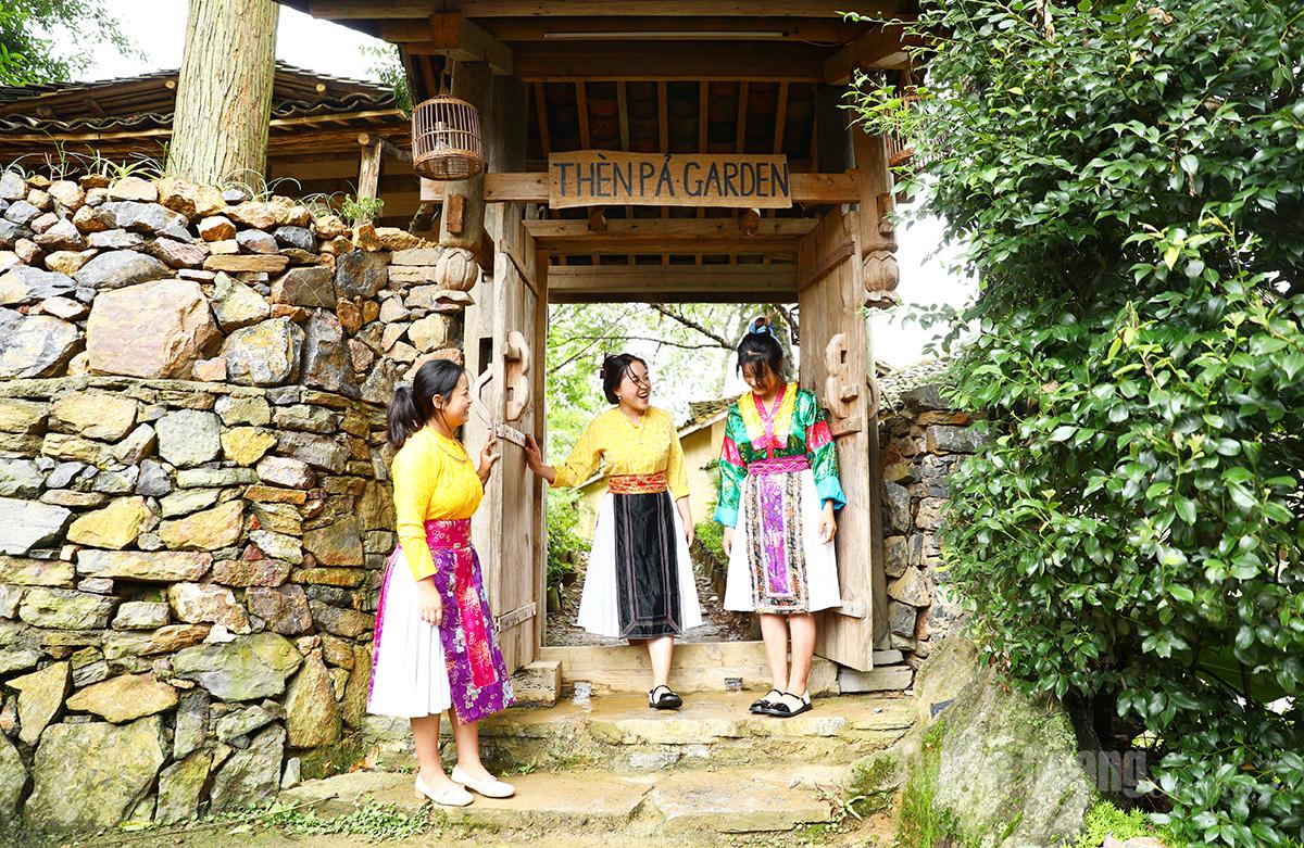 H’mong girls share cultural experiences with visitors at Then Pa tourism village.