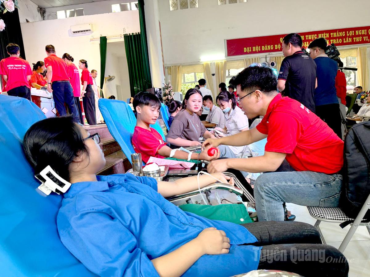 Sinh viên trường Đại học Tân Trào tham gia Ngày hội hiến máu.