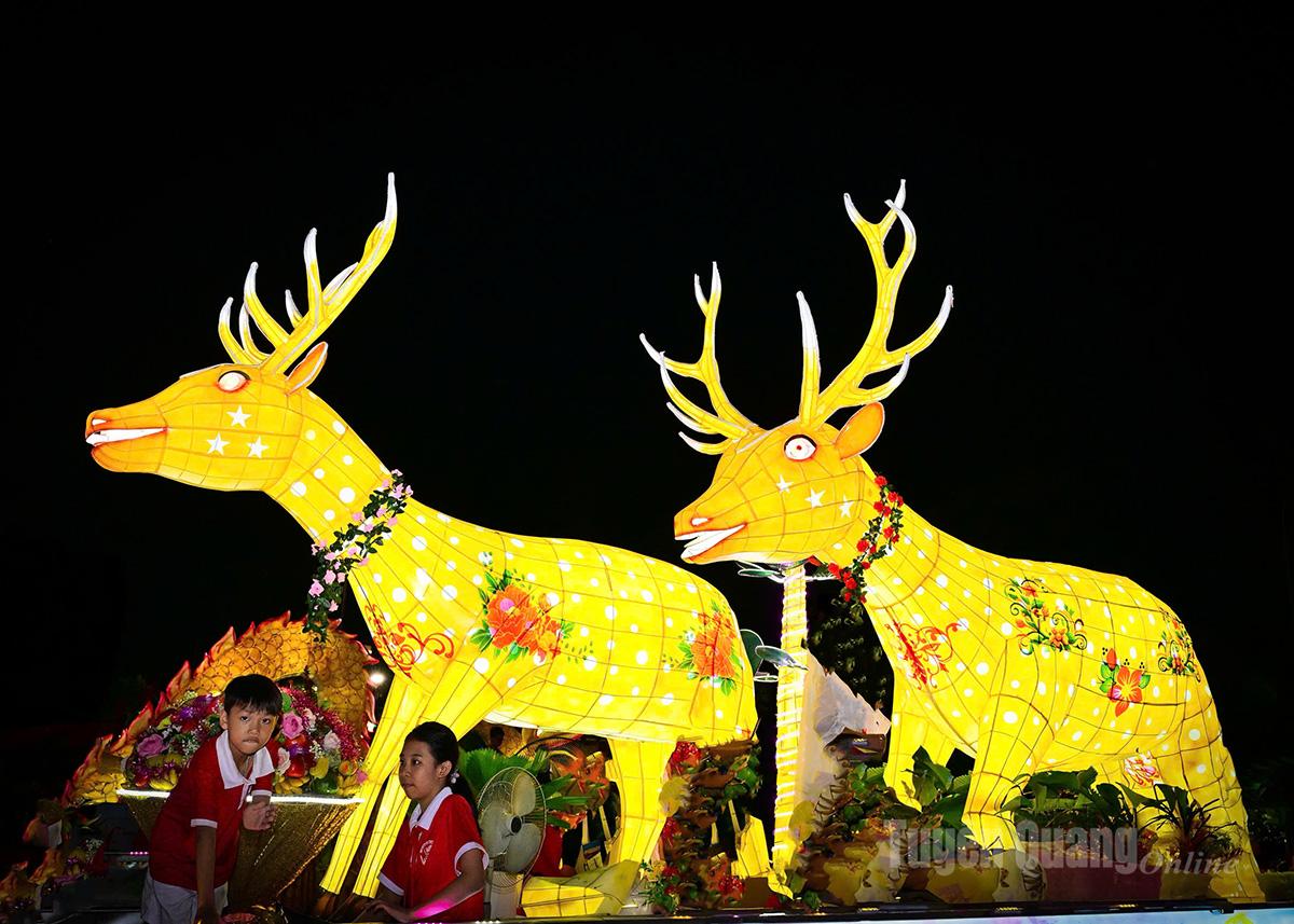 Mô hình đèn Trung thu hình đôi hươu vàng rực rỡ trong đêm hội.

