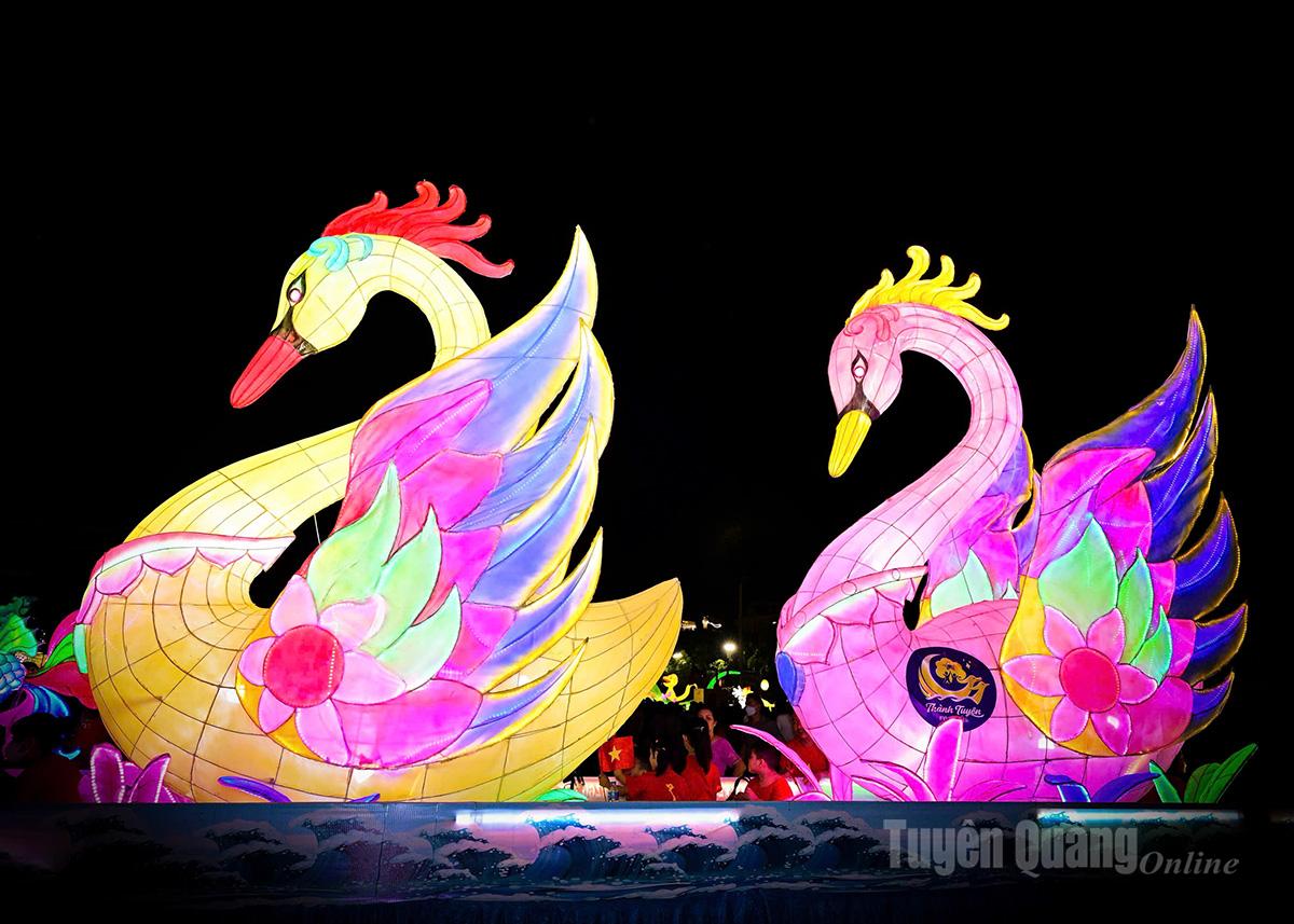  Mô hình đôi thiên nga khổng lồ, mang thông điệp hạnh phúc và tình yêu.
