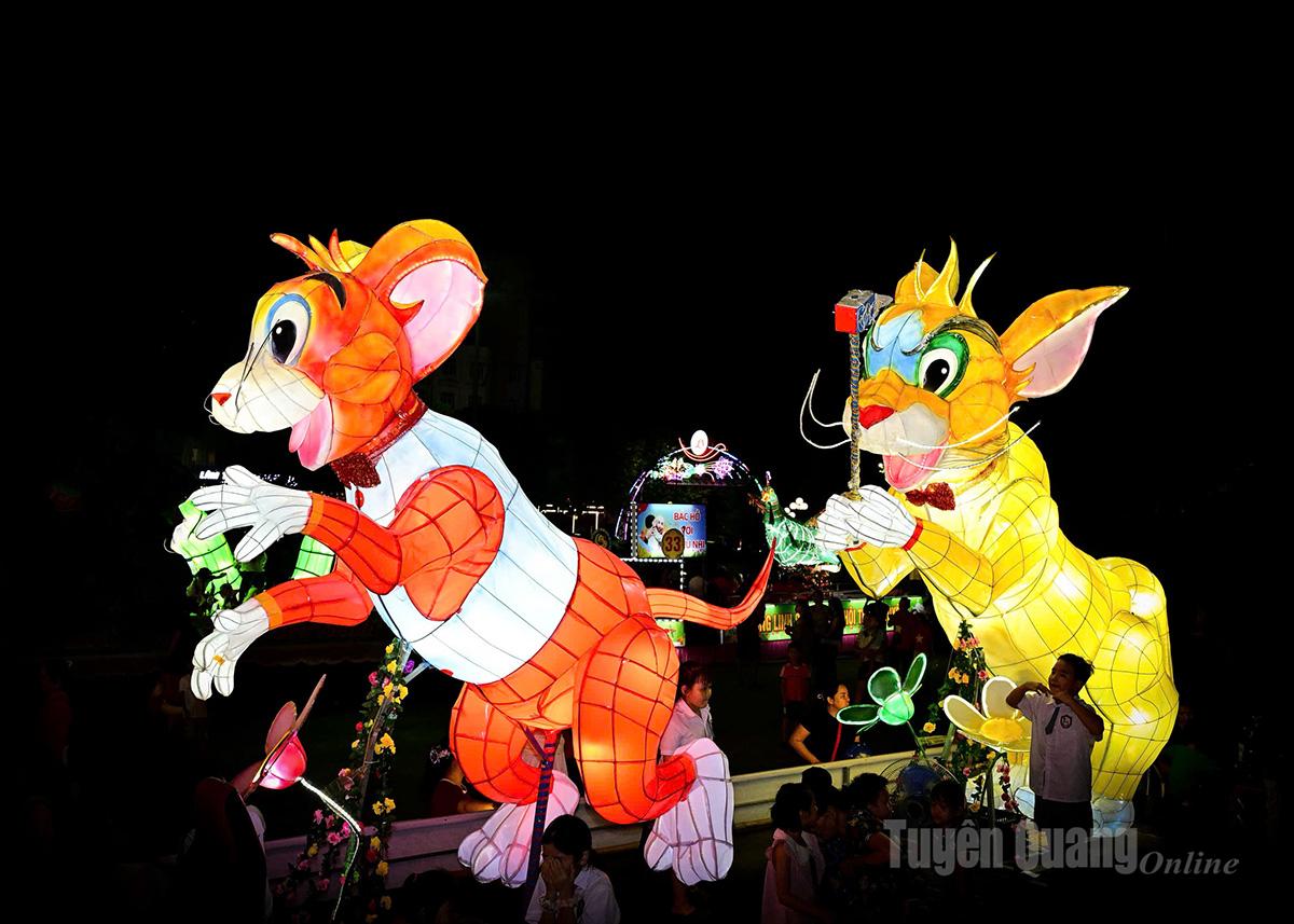 Mô hình đèn chuột Tom và Jerry sinh động, tạo không khí vui nhộn cho thiếu nhi.