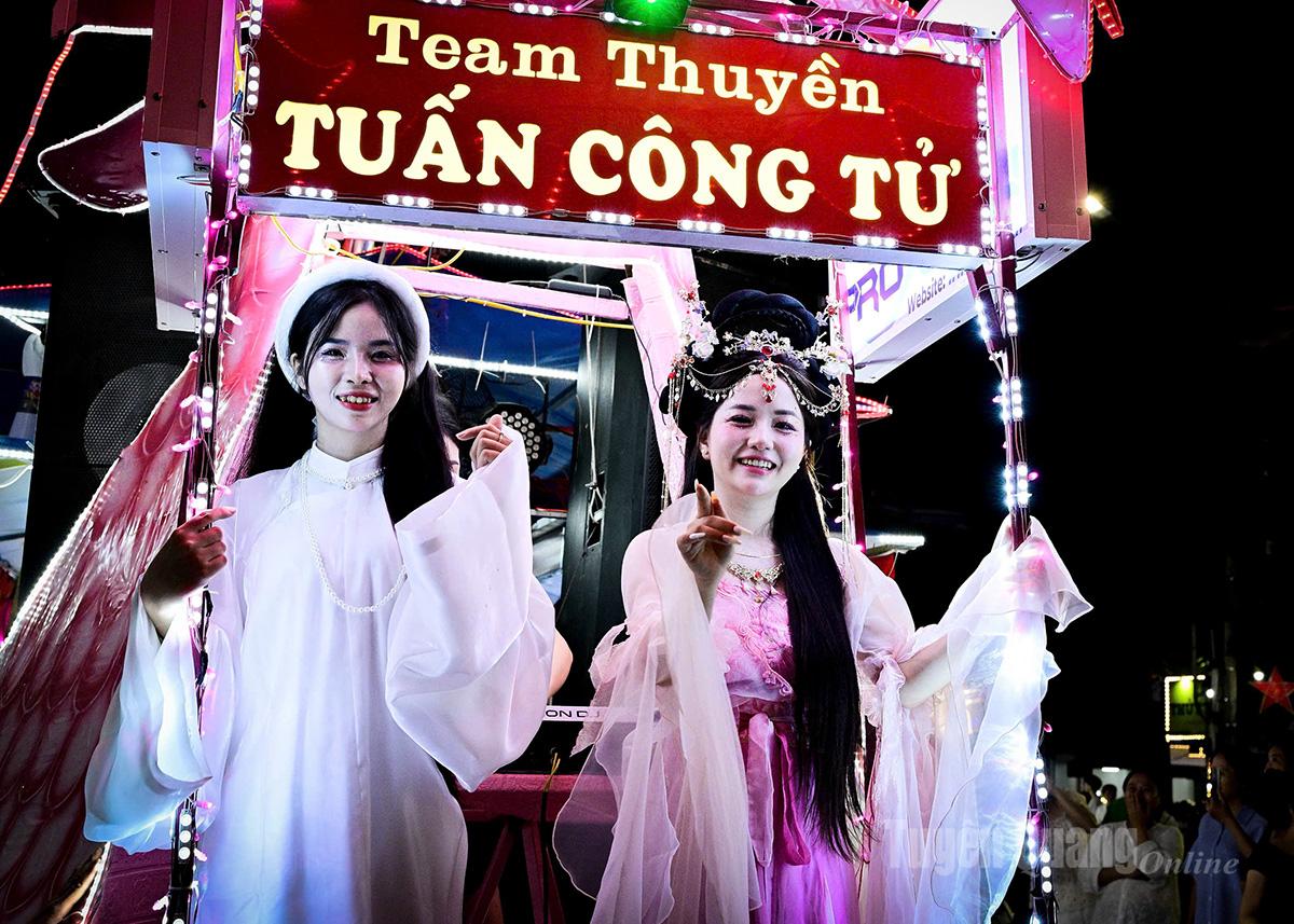 Các cô gái trẻ hóa thân thành chị Hằng Nga.
