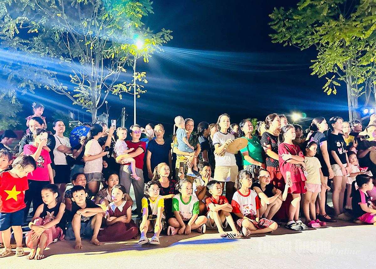 Đông đảo người dân và du khách về chơi hội.