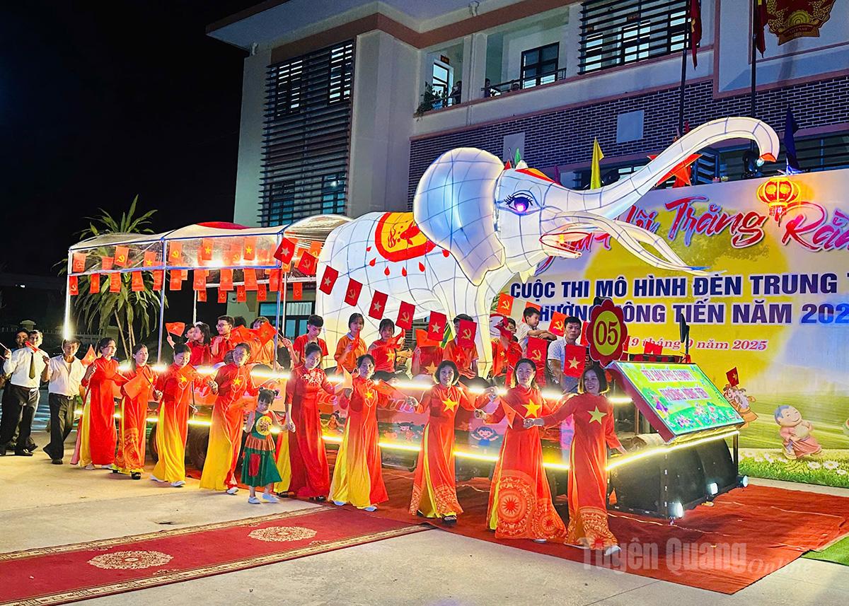 Các mô hình đèn lồng khổng lồ chỉ có ở Tuyên Quang mang đến cho người xem cảm giác mãn nhãn và lung linh sắc màu.
