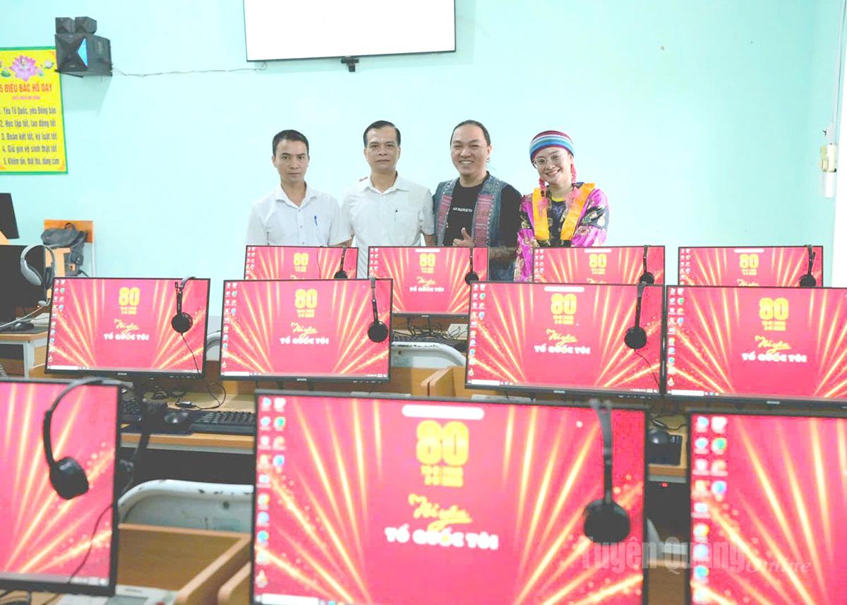  Hệ thống máy tính mới sẽ phục vụ tốt công tác dạy và học tại trường Phổ thông Dân tộc bán trú Tiểu học và THCS Vần Chải.