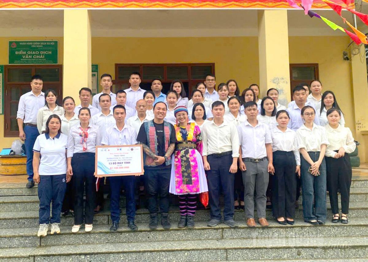 Qũy Cheers For Change trao tặng máy tính cho trường Phổ thông Dân tộc bán trú Tiểu học và THCS Vần Chải.