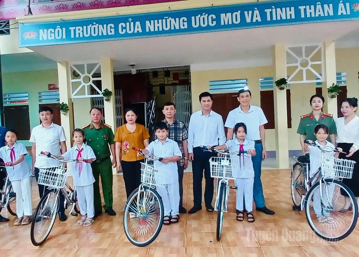Trao tặng xe đạp cho học sinh trường Tiểu học Yên Định, xã Ngọc Đường.