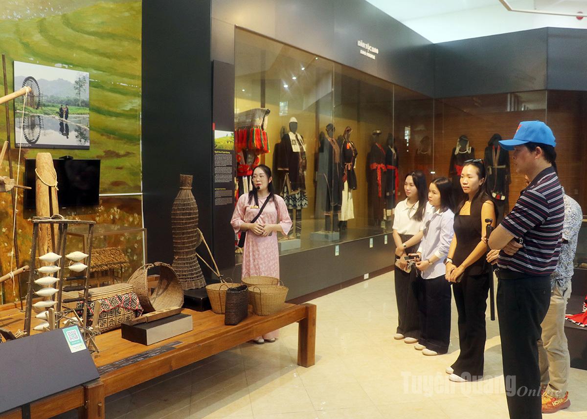 Đoàn tham quan tại Bảo tàng tỉnh, phường Minh Xuân.
