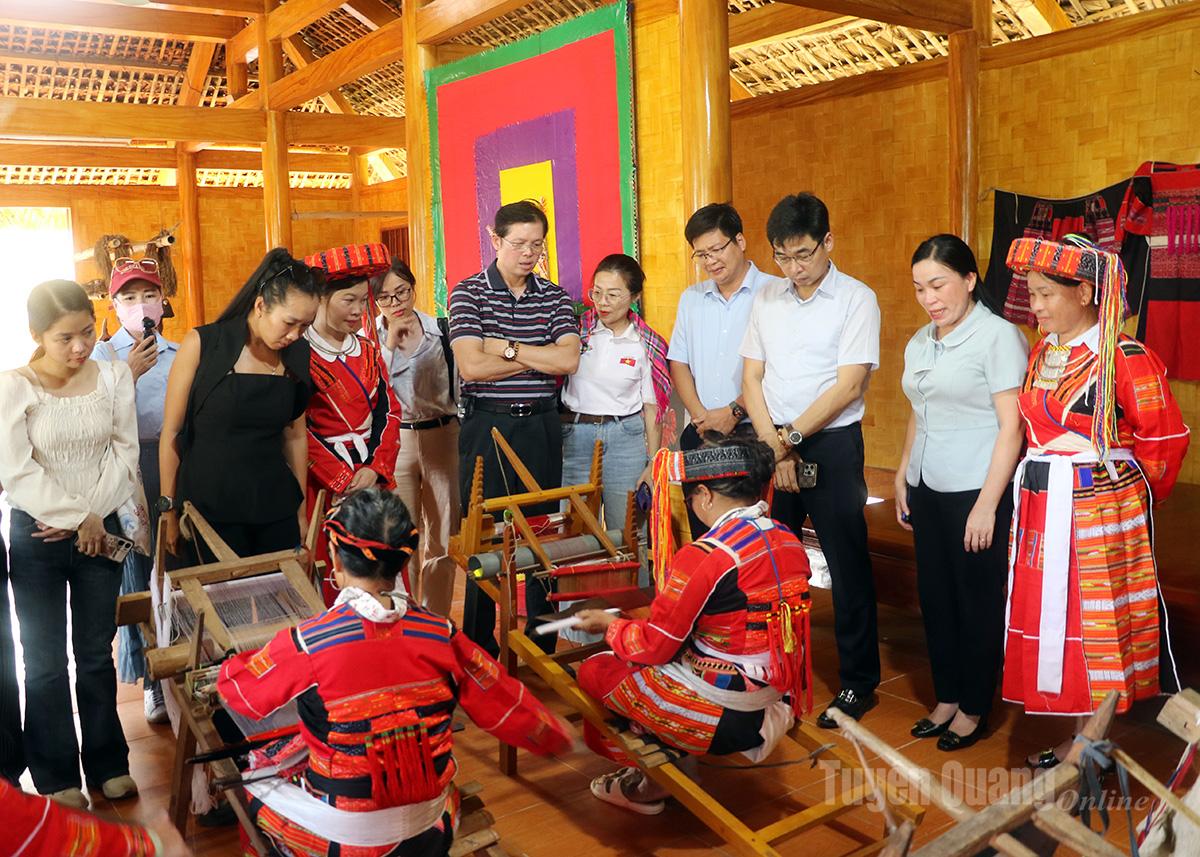 Đoàn trải nghiệm nghề dệt vải của dân tộc Pà Thẻn, xã Tân Trịnh.