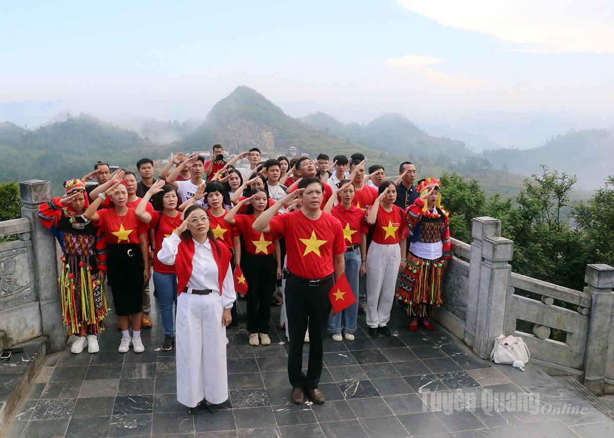 Đoàn dự Lễ chào cờ tại Cột cờ Quốc gia Lũng Cú.
