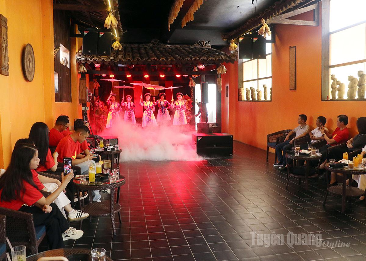 Đoàn trải nghiệm tại không gian điểm dừng chân “Bảy Sắc Cao Nguyên” xã Mèo Vạc.