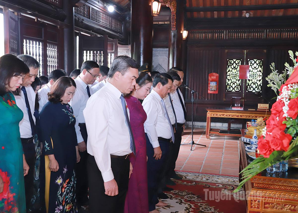 Đoàn đại biểu dành phút tưởng nhớ Chủ tịch Hồ Chí Minh. Ảnh: Huy Tuấn