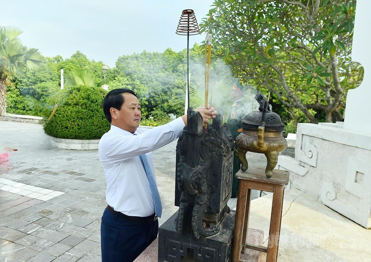 Bí thư Tỉnh ủy Hầu A Lềnh dâng hương tại Đài tưởng niệm các Anh hùng liệt sỹ.