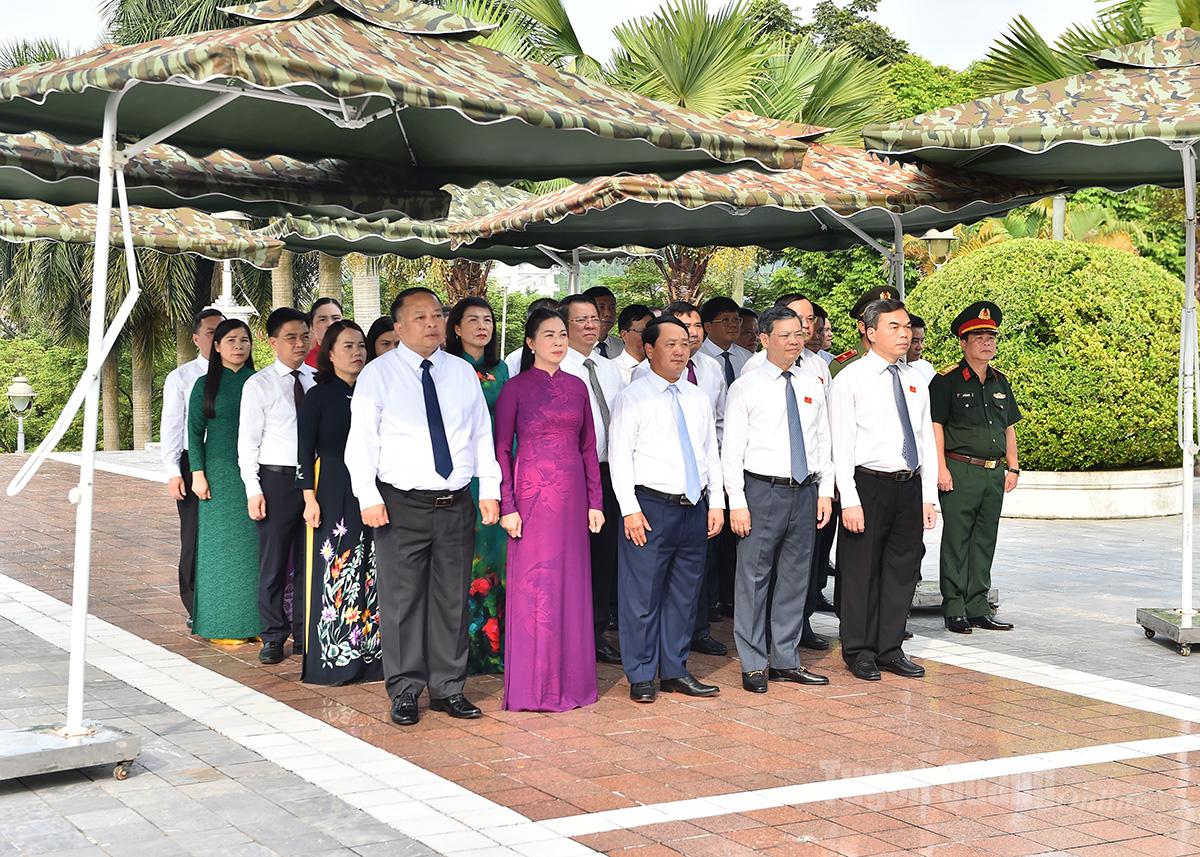 Các đại biểu dâng hương tưởng niệm các Anh hùng liệt sĩ.