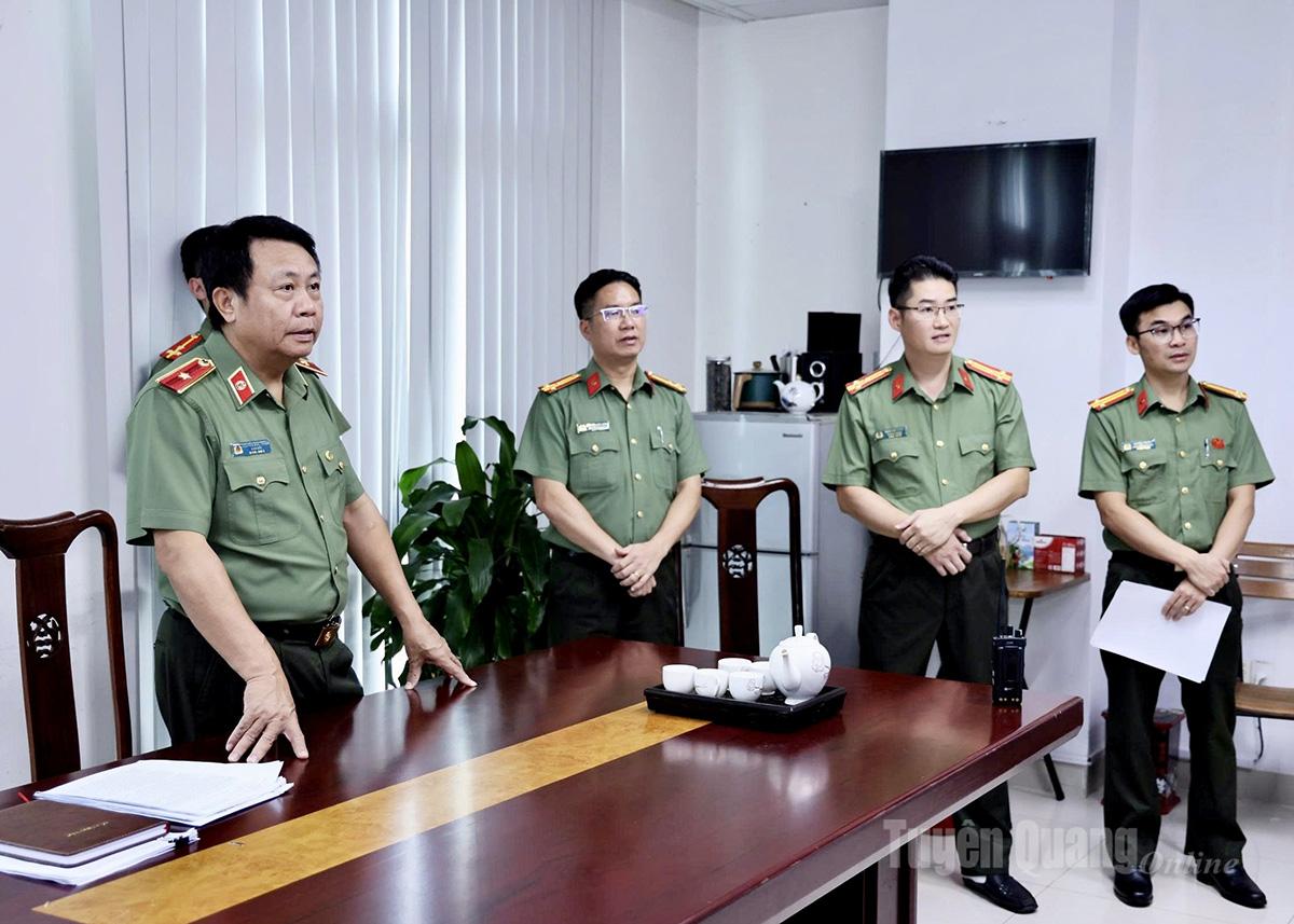 Thiếu tướng Nguyễn Đức Thuận, Giám đốc Công an tỉnh theo dõi công tác diễn tập tại Trung tâm Chỉ huy Công an tỉnh.