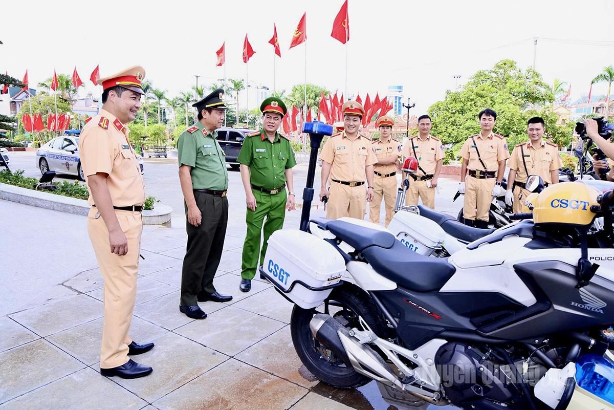 Thiếu tướng Nguyễn Đức Thuận, Giám đốc Công an tỉnh kiểm tra, động viên các lực lượng thực hiện nhiệm vụ bảo đảm an ninh, an toàn phục vụ Đại hội đại biểu Đảng bộ tỉnh Tuyên Quang lần thứ I.