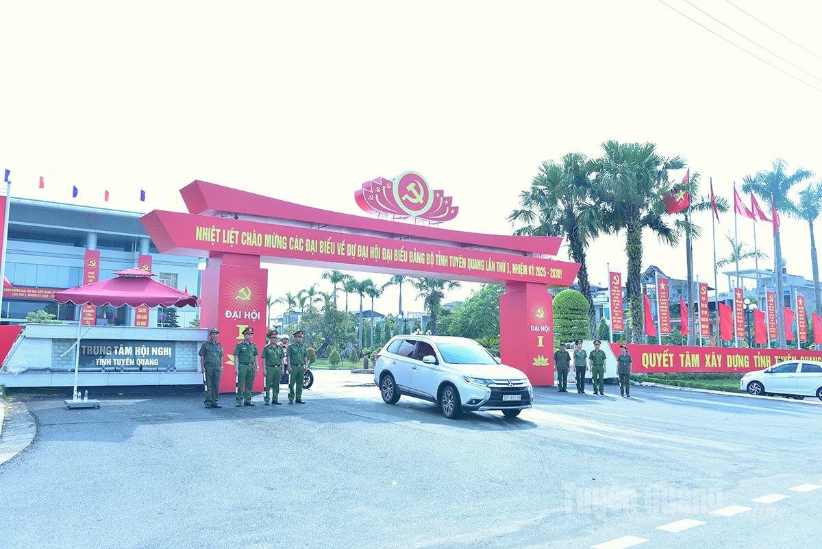 Các lực lượng Công an triển khai phương án bảo đảm an ninh, an toàn tại khu vực diễn ra Đại hội.