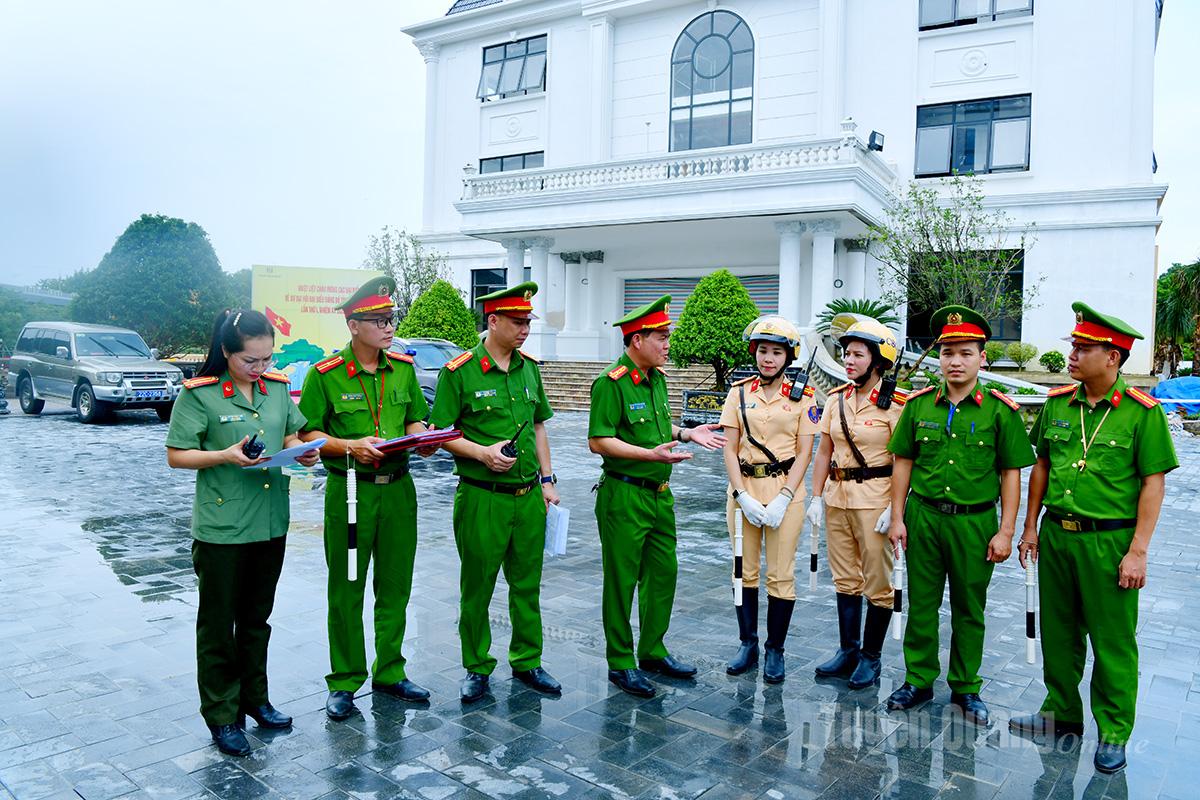 Đại tá Chu Quang Trung, Phó Giám đốc Công an tỉnh kiểm tra, chỉ đạo bảo đảm các điều kiện đảm bảo an ninh, an toàn tại địa điểm diễn ra Đại hội và các nơi lưu trú của đại biểu về dự Đại hội.