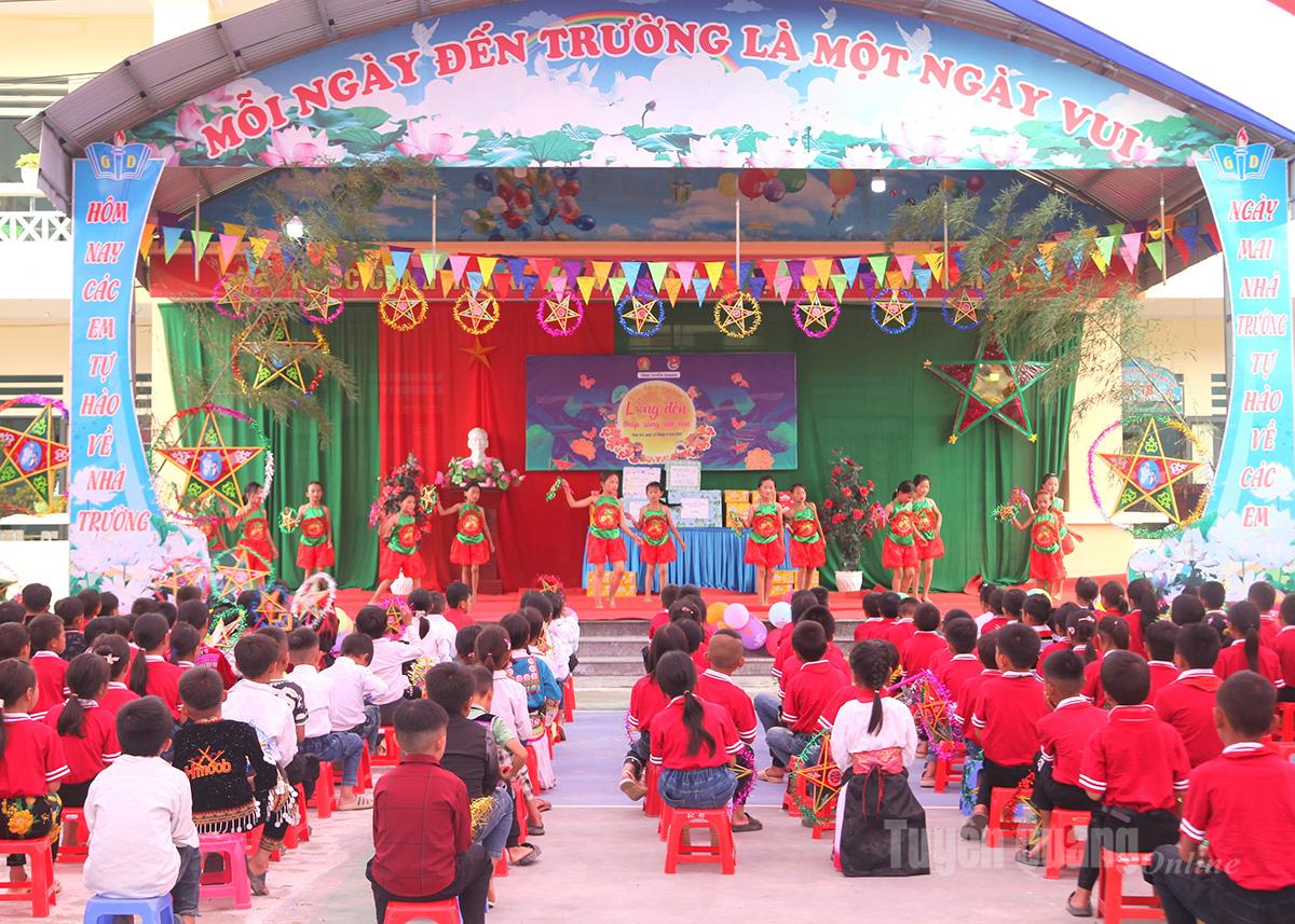 Chương trình Trung thu cho em tại trường Phổ thông Dân tộc bán trú Tiểu học Tả Ván.