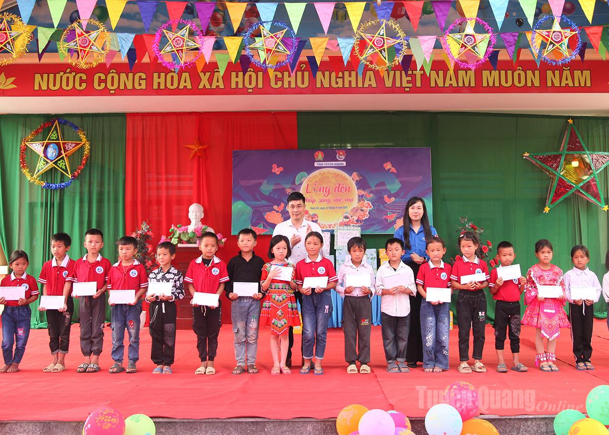 Các em học sinh có hoàn cảnh khó khăn nhận học bổng.