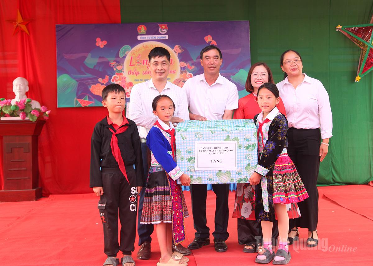 Lãnh đạo UBND xã Tùng Vài tặng quà cho học sinh vui Tết Trung thu.