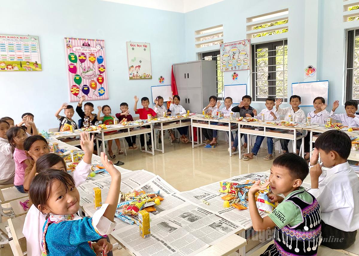 Các em học sinh vui phá cỗ.