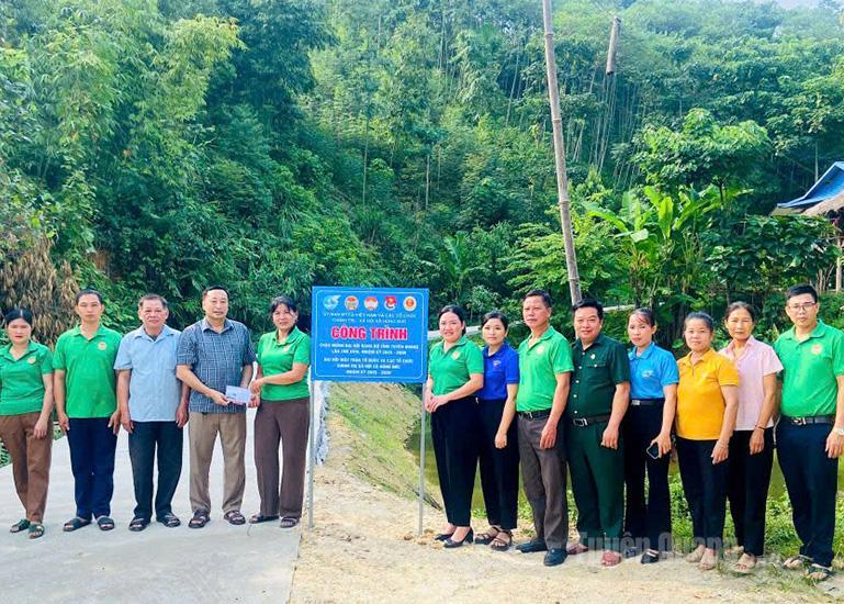 Chào mừng Đại hội đại biểu Đảng bộ tỉnh lần thứ I, xã Hùng Đức bàn giao công trình đường bê tông cho Nhân dân thôn Đèo Quân.