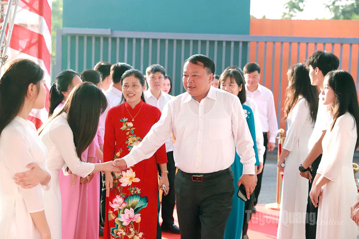 Đồng chí Phan Huy Ngọc, Phó Bí thư Tỉnh ủy, Chủ tịch UBND tỉnh dự Lễ khai giảng năm học mới tại trường THPT Chuyên Tuyên Quang. Ảnh: Duy Tuấn